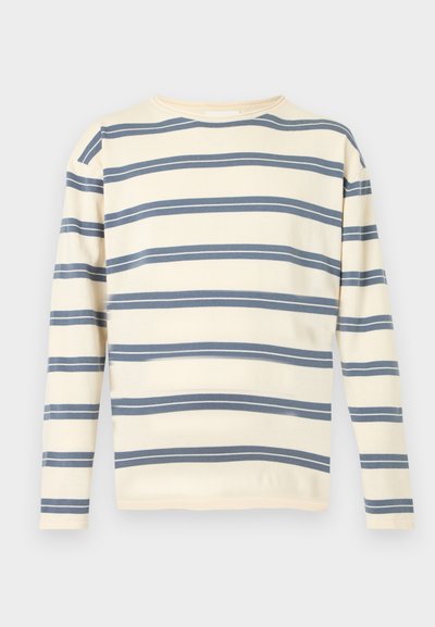 Chemise à manches longues crème avec de larges rayures horizontales bleu marine réparties uniformément sur le corps et les manches.