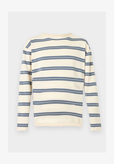 Chemise à manches longues crème avec de larges rayures horizontales bleu marine réparties uniformément sur le corps et les manches.