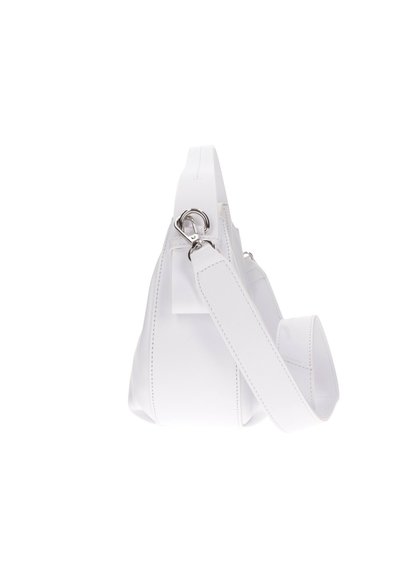 Borsa bianca con finitura liscia, dotata di un'unica tracolla regolabile e hardware argentato, progettata in forma triangolare.