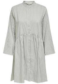 Pasiasta sukienka koszulowa w jasnoszarym i białym kolorze, z kołnierzykiem mandarynkowym, długimi rękawami oraz marszczoną talią dla lepszego kształtu.