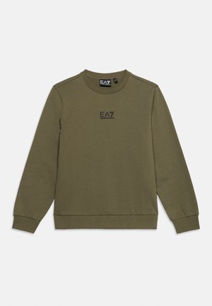 Sweat-shirt vert olive à manches longues et col rond avec logo noir EA7 Emporio Armani centré sur la poitrine.