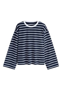 Chemise bleu marine à manches longues avec des rayures horizontales blanches et un col rond blanc.