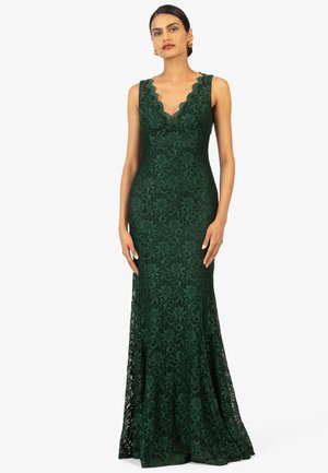 Grünes Spitzen-Abendkleid mit tailliertem Oberteil, gewelltem V-Ausschnitt und ausgestelltem Saum; das florale Muster verleiht Textur und Detail.