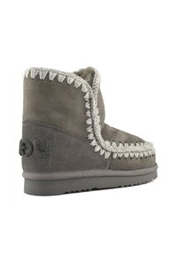 Stivale alla caviglia grigio in suede, con fodera in pelliccia, cuciture decorative e un logo testurizzato sul lato. Suola in gomma piatta.