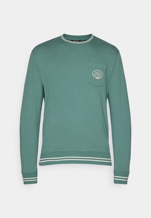 Mintgrønn langermet hettegenser med ribbet mannskapshals, stripete mansjetter og en brystlomme med en logo-patch. Myk stofftekstur.
