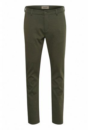 Pantalones verde oliva hechos de una tela elástica. Presentan un cierre de botón, presillas para cinturón y un diseño ajustado con detalles sutiles.