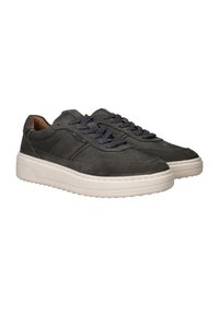 Grijze leren sneakers met een gestructureerde afwerking, ronde neus, witte rubberen zool en donkere veters. Heeft een subtiel patroon aan de zijkanten.