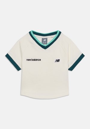 Hvitt T-skjorte for barn med mørkegrønne og blågrønne V-hals- og ermekanter, med New Balance-logoer på brystet, størrelse XS for 7-8 år.