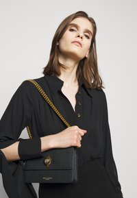 SHOREDITCH CROSS BODY - Schoudertas - black