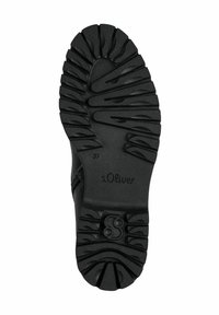 Semelle de chaussure en caoutchouc noir avec des profils profonds, présentant une surface texturée et un logo en relief. Taille indiquée comme 37.