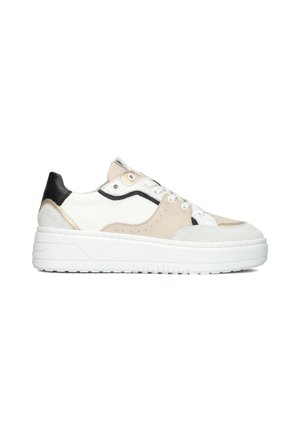 Sneakers met een witte en beige leren bovenkant, zwarte hak, gestructureerde accenten en een dikke witte rubberen zool. Voorzien van vetersluiting en perforaties.