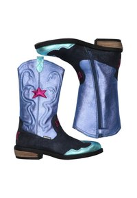 Stivali da cowboy per bambini con una tomaia sintetica blu decorata con dettagli a forma di stella rosa, una punta lucida e una cerniera laterale per una facile vestibilità.