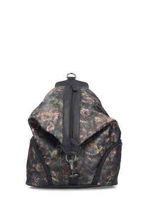 Mochila con estampado floral oscuro, cremallera negra que corre verticalmente por el centro y asa superior de cuero negro con anilla metálica.