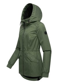 Veste verte à capuche avec un zip sur le devant, des poignets élastiques, une capuche ajustable et deux poches avant. Texture lisse avec une finition légèrement mate.