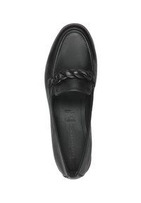 Zwarte leren loafer met een gevlochten accentdetail, ronde neus, gladde textuur en een logo-opdruk op de binnenzool. De zool heeft een vlak ontwerp.
