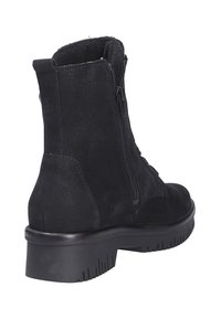 Schwarze Wildleder-Stiefelette mit gepolstertem Kragen, seitlichem Reißverschluss und einer strukturierten Gummisohle. Der Absatz ist leicht erhöht und hat ein robustes Profil.