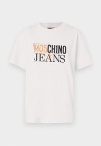 Bílý bavlněný tričko s nápisem "MO5CH1NO JEANS" v černém a oranžovém písmu, krátké rukávy a design s kulatým výstřihem.