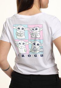 Star Wars STAR WARS: THE MANDALORIAN GROGU CUTE BOXUP - Camiseta estampada - white