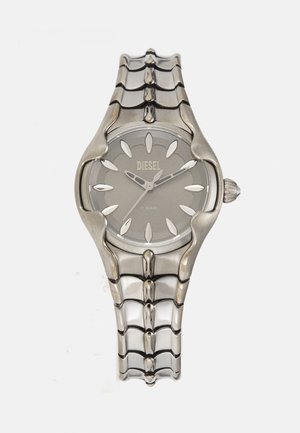 Relógio de aço inoxidável prateado com mostrador redondo cinza, marcadores de hora alongados e um design de pulseira flexível.