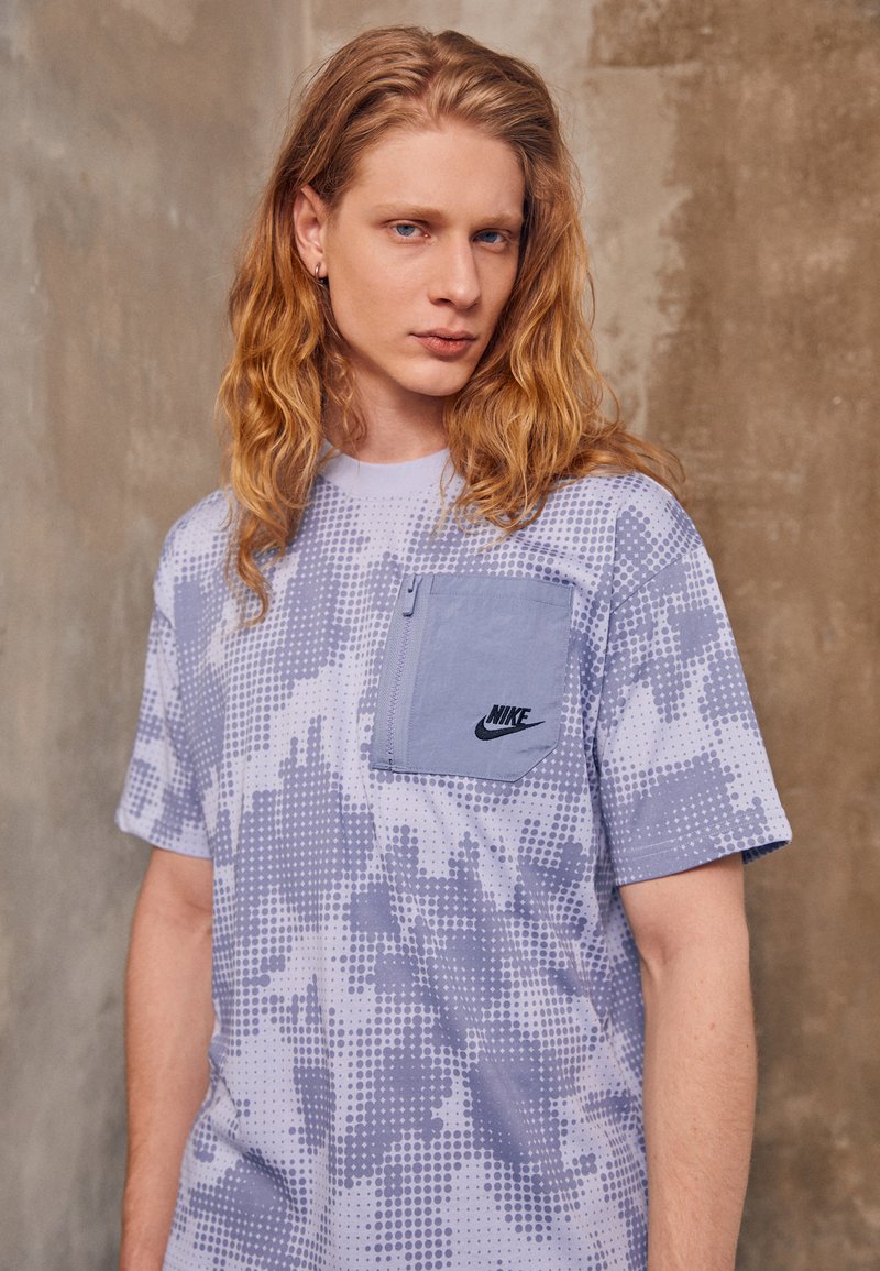 Nike Sportswear TShirt print ashen slate/black/blau Zalando.de