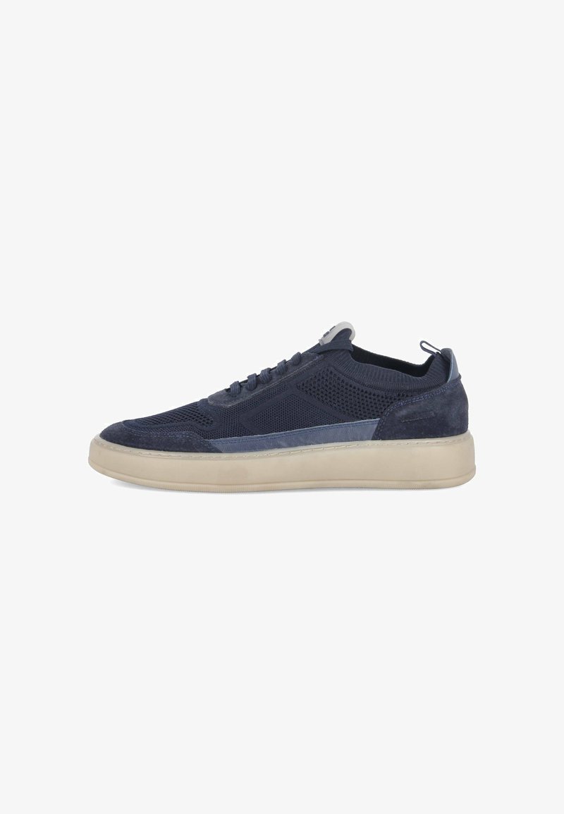 Herren Navyblauer Strick-Sneaker mit Wildlederakzenten, niedrigem Schnitt, beiger Gummisohle und Zuglasche an der Ferse, Seitenansicht.