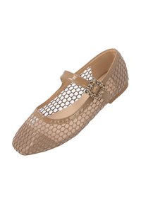 Bailarinas Mary Jane en color beige con punta redonda, ribetes de charol, correa ajustable y un acento decorativo de hebilla. Suela plana, diseño transpirable.