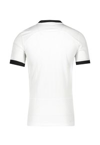 T-shirt de sport à manches courtes blanc avec un col et des poignets noirs. Il présente un tissu texturé et un design ajusté pour le confort et la mobilité.