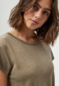 Minus MICARLINA KNIT TEE - T-shirt basic - wood smoke lurex