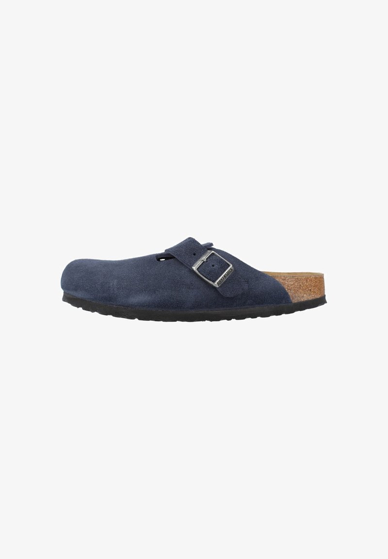 Marine blauwe suede klompen met een kurken voetbed, open achterkant en verstelbare band met een metalen gesp. Rubberen zool voor grip.