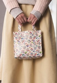 Piccola borsa a tracolla con motivo floreale, realizzata in materiale lucido, con uno sfondo crema chiaro e fiori multicolori, dotata di manici corti.