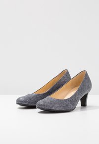 Šedé Textilní lodičky s kulatou špičkou, s texturovaným povrchem a nízkým, zúženým podpatkem. Vnitřek je béžový.