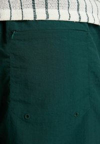 CHASIN' OMAR.S HYBRID - Šortai - dark green