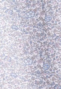Tessuto leggero con un motivo floreale composto da fiori blu e rosa su uno sfondo bianco, con dettagli fini e testurizzati.