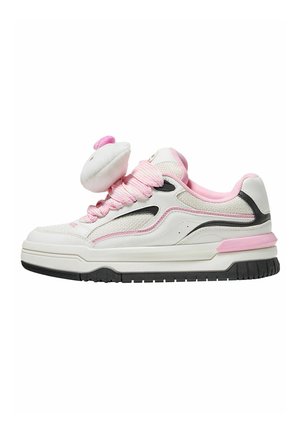 Weiße und rosa Sneakers mit einem Mesh-Obermaterial, gepolsterter Zunge und schwarzen Akzenten. Dicke Gummisohle mit strukturiertem Profil für besseren Halt.