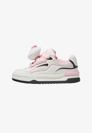Witte en roze sneakers met een bovenwerk van mesh, een gevoerde tong en zwarte accenten. Dikke rubberen zool met een gestructureerd profiel voor grip.