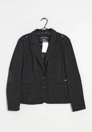 Donkergrijze tailored blazer met twee knopen, schouderepauletten, elleboogstukken en een patroon binnenvoering aan een zwarte hanger.