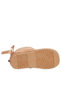 Pantofole beige chiaro con una superficie liscia e testurizzata, dettaglio di un fiocco in raso e una suola in gomma con un motivo a spina di pesce.
