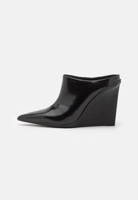 CC FLAT MULE 25S IN WHITE CALFSKIN STYLE 5