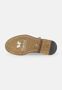 Scarpa marrone chiaro con suola naturale texturizzata, con tacco nero e logo bianco. Cuciture evidenti lungo i bordi. Grandezza 37.