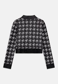 Krótkie sweter w kolorze czarnym i szarym w wzór houndstooth, z prążkowanym kołnierzem i mankietami, wykonany z gładkiego, teksturowanego materiału.