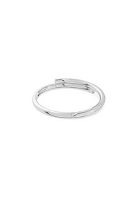 Bracciale in argento dal design elegante e arrotondato. Presenta una sezione curva decorata con piccole pietre preziose trasparenti lungo un bordo. Texture liscia in tutto il bracciale.