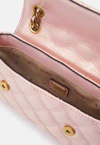 Guess GIULLY CNVRTBLE   - Rankinė per petį - light rose