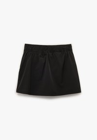 Sort skater nederdel med elastisk talje, plisseret design, lavet af glat stof og en let A-form. Ingen synlige mønstre eller accenter.
