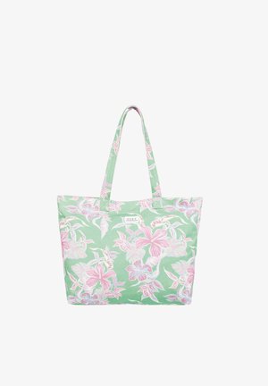 Groene tas met een bloemmotief in roze en wit, met twee handgrepen en een klein label aan de voorkant. Van katoen of canvas.