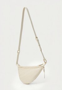 Borsa a tracolla color crema con forma curva, texture a righe verticali e chiusura con zip in metallo dorato. Tracolla regolabile inclusa.
