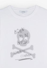 Witte katoenen T-shirt met een centraal ontwerp van een schedel en gekruiste botten, met de tekst "BORN TO BE WILD" en "SCALPERS COMPANY."