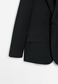 Zwarte blazer met een getailleerde pasvorm, met geknipte revers, sluiting met één knoop en een borstzak aan de linkerkant. Voorzien van dubbele knoopaccenten op de manchetten.