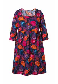 Violetti kukkamekko kolmivartisten hihojen kanssa, jossa on kirkkaat oranssit, vaaleanpunaiset ja siniset kukat tummalla taustalla sekä neliönmuotoinen pääntie.