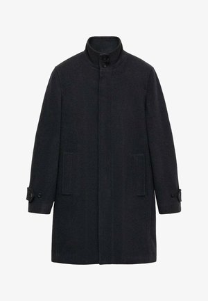 Cappotto di lana scura con colletto alto, due tasche frontali e dettagli in bottoni sui polsini. Texture liscia e design a taglio dritto.