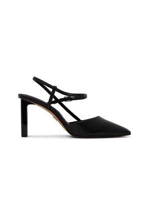 Czarny skórzany czółenek typu slingback z wąskimi paskami i wysokim, kwadratowym obcasem, pokazany z boku na białym tle.